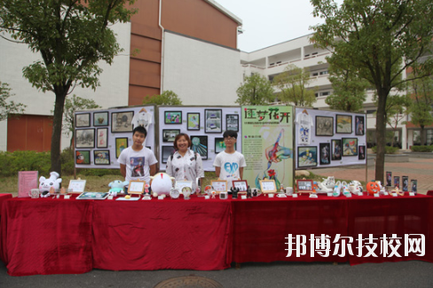 學(xué)校的選擇與報(bào)考是雙向的，不光學(xué)生會(huì)選擇一所優(yōu)秀的學(xué)校報(bào)考，學(xué)校也會(huì)選擇優(yōu)質(zhì)的學(xué)生進(jìn)行錄取，讓自己的辦學(xué)更上一層樓。因此在報(bào)考前，同學(xué)們很有必要去了解一下學(xué)校的招生要求以及報(bào)名條件。下面就和小編一起來(lái)看看井岡山應(yīng)用科技學(xué)校的招生要求吧。  井岡山應(yīng)用科技學(xué)校招生對(duì)象：應(yīng)屆初中畢業(yè)生。  井岡山應(yīng)用科技學(xué)校 1.中考準(zhǔn)考證:  2.戶口本前頁(yè)及學(xué)生個(gè)人戶口頁(yè)復(fù)印件:  3.初中畢業(yè)證復(fù)印件:  4.其它享受?chē)?guó)家資助的證件。低保、殘疾等證件:  井岡山應(yīng)用科技學(xué)校簡(jiǎn)介 江西省井岡山應(yīng)用科技學(xué)校前身為江西省吉安農(nóng)業(yè)學(xué)校，創(chuàng)辦于1951年10月，是一所全日制普通中等專業(yè)學(xué)校，隸屬于吉安市農(nóng)業(yè)局。2004年4月經(jīng)江西省人民政府批準(zhǔn)，更名為江西省井岡山應(yīng)用科技學(xué)校，2009年12月經(jīng)市教育局批準(zhǔn)，增掛吉安農(nóng)業(yè)學(xué)校校牌，實(shí)行兩塊牌子一套班子。學(xué)校位于吉安市旅游風(fēng)景區(qū)----青原山，校園占地面積180畝，建筑面積7萬(wàn)余平方米，環(huán)境優(yōu)美，是一所花園式學(xué)校。現(xiàn)有教職工245人，其中專兼職教師236人，現(xiàn)有在校學(xué)生4078人。  小編總結(jié) 不知道小伙伴們滿足以上要求了嗎?對(duì)于想要報(bào)考井岡山應(yīng)用科技學(xué)校的同學(xué)來(lái)說(shuō)，滿足招生要求只是報(bào)考的第一步哦!要確定自己會(huì)不會(huì)被錄取，就還需要對(duì)學(xué)校的錄取分?jǐn)?shù)線做好了解，歡迎大家前往邦博爾技校網(wǎng)進(jìn)行分?jǐn)?shù)線的咨詢。