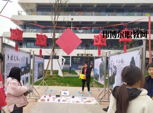 每一所學(xué)校開設(shè)的專業(yè)都是不一樣的，這是因為學(xué)校在一開始的時候所擁有辦學(xué)條件就是不一樣的。有的學(xué)校之所以可以開設(shè)這個專業(yè)，那是因為學(xué)校擁有這方面的教學(xué)資源，例如教學(xué)設(shè)施、師資力量等等，而不具備這個條件的話，學(xué)校也是不能開設(shè)該專業(yè)的。  信豐星泓職業(yè)學(xué)校招生專業(yè) 機電技術(shù)應(yīng)用、食品生物工藝、旅游服務(wù)與管理、電子商務(wù)、計算機平面設(shè)計。  信豐星泓職業(yè)學(xué)校簡介 江西信豐星泓職業(yè)學(xué)校位于江西省信豐縣工業(yè)園新陽路，是江西新泓教育投資有限公司投資三個億精心建造的重慶市行知教育集團傾情打造的高檔次教育產(chǎn)業(yè)園，2019年7月竣工，2019年8月25日開學(xué)。  信豐星泓職業(yè)學(xué)校辦學(xué)條件 學(xué)校占地面積173畝，校舍建筑面積40000平方米，學(xué)校教學(xué)科研設(shè)備總值達2000多萬元，開設(shè)的專業(yè)有：食品生物工藝、計算機平面設(shè)計、機電技術(shù)應(yīng)用(工業(yè)機器人)、旅游服務(wù)與管理、電子商務(wù)。  小編總結(jié) 看過信豐星泓職業(yè)學(xué)校開設(shè)的專業(yè)以后，同學(xué)們有沒有找到自己喜歡的專業(yè)呢?我們可以看到這所學(xué)校開設(shè)的專業(yè)包括有機電技術(shù)應(yīng)用、食品生物工藝、旅游服務(wù)與管理、電子商務(wù)、計算機平面設(shè)計等，都是在當(dāng)下比較熱門的專業(yè)，是比較好就業(yè)的。