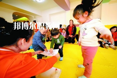 隨著二胎政策的放寬，我國新生兒的數量明顯增多，這也說明，在未來的很長一段時間里，幼師都是一個非常受歡迎的行業，而四川是座發展迅速，有深厚文化底蘊的城市，自然是受到很多同學喜愛，近日，就會問小編關于四川讀幼師學校好不好?那接下來，小編就給大家介紹一下四川幼師學校，如果你有更多疑問，歡迎點擊右側的咨詢欄與我們交流。  四川讀幼師的就業前景 就業容易，畢業學生不愁“嫁”盡管當前就業形勢嚴峻，各地大學生就業難度大，但許多城市的學前教育專業畢業生并未受影響，反而逆勢上漲，待遇也比往年有所提高。近年來，由于幼兒園發展的需要，很多單位幼兒教師奇缺，連男老師也變得搶手起來。學前、初教專業畢業生不愁“嫁”，甚至有很多幼教機構到學校預約、搶簽畢業生，幼教人才受歡迎程度可見一斑。  四川讀幼師的優勢 幼教項目的穩定性強，不受市場沖擊，打造終身產業。現階段，無論是從國家教育改革發展的全局出發，還是從目前有關民辦學前教育的法律法規政策等方面來看，民辦學前教育發展潛力都十分巨大。其次，成就子女未來。選擇了幼教工作，可以讓我們更懂得如何教育子女，對自己未來孩子接收良好的家庭教育有著十分重要的促進作用。女性投身幼教行業后，長期接受最先進的幼教理念和適合中國幼兒的各類課程，繼而在對自己子女的教育觀念和方法上也會更科學，為孩子今后的發展奠定更好的基礎。  德陽科貿職業學院幼師升學班學前教育專業介紹 本專業順應國家“幼有所育”學前教育決策和學前教育專業人才極度短缺的社會需求而設，是一個綜合性較強的專業，涵蓋0-6歲兒童的教育，作為人生起點教育的學前教育專業對人的一生的發展和教育起著重要的奠基作用。本專業緊密對接各級各類幼兒園和早期教育機構等實施合作辦學、合作育人，強化“四能”特長(彈唱、舞蹈、美術、游戲)、“五會”素養(保育、保健、教育、溝通、管理)，致力于培養新時代“有愛心、有耐心、有恒心、有責任心”的學前教育人才。  培養目標：本專業培養以立德樹人為己任，具有良好的職業道德、專業素養、協作精神、溝通能力和創新意識，擁有先進的幼兒教育理念，具有較扎實的學前教育的專業知識與專業技能，具備較強的幼兒保教能力，從事幼兒園教育教學、保育保健工作的高素質應用型人才。  核心課程：學前教育學、學前兒童心理學、幼兒游戲理論與實踐、幼兒行為觀察、幼兒園五大領域教育、學前衛生學、聲樂、鋼琴、舞蹈、美術、幼兒歌曲彈唱、幼兒舞蹈創編、幼兒園班級管理、幼兒手工、家庭教育等。  職業前景：習近平總書記在“黨的十九大”上指出：“增進民生福祉是發展的根本目的。必須多謀民生之利、多解民生之憂，在發展中補齊民生短板、促進社會公平正義，在幼有所育、學有所教上不斷取得新進展。”  2019年教育部《2018年全國教育事業發展統計公報》顯示，2018年全國共有幼兒園26.67萬所，比上年增加1.17萬所，增長4.60%; 在園幼兒4656.42萬人，比上年增加56.28萬人;學前教育毛入園率達到81.7%，比上年提高2.1%，且0-6歲兒童超過1億，幼兒園專任教師258.14萬人。按照國家對學前教育師幼比(1:5)的規定，幼兒園專任教師的缺口高達673萬多。學前教育專業人才就業前景非常廣闊。  就業崗位：幼兒園教師、幼兒保育員、幼兒保健教師、早期教育教師。  獲取資格證書：幼兒園教師資格證、普通話水平證書(二甲及以上)  專業實訓室：幼兒保育實訓室、幼兒衛生保健實訓室、仿真幼兒園、幼兒手工制作實訓室、幼兒美術實訓室、聲樂實訓室、形體舞蹈實訓室、鋼琴實訓室、游戲與感統實訓室、繪本實訓室、蒙臺梭利教育實訓室、奧爾夫音樂實訓室等。  專業實踐基地：廣漢市第三幼兒園、廣漢市雒城鎮第四幼兒園、廣漢市西外中心幼兒園、德陽市旌南幼兒園、德陽市黃河東路幼兒園、四川師范大學實驗幼兒園、四川師范大學附屬啟夏幼兒園、成都市武侯區福錦幼兒園、崇州市虹橋歡樂谷幼兒園、岳池知恩行幼兒園、西充縣青葵幼兒園等。  上面關于四川讀幼師學校好不好?小編介紹了，小編覺得不管是讀什么學校都是要從多方面來考慮的，要看行業的發展前景怎么樣，還要看這個專業到底適不適合自己，就好像幼師學校，一定要學好小孩子才可以去讀，因為這個專業將來出來不管做什么工作，都是要和小朋友待在一起的。如有更多問題，歡迎咨詢邦博爾網。