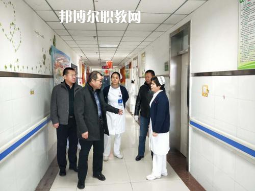 新疆石河子衛(wèi)生學(xué)校2021年招生錄取分?jǐn)?shù)線?我們讀書(shū)的同學(xué)就知道分?jǐn)?shù)是很重要的，同學(xué)們自己在找學(xué)校的時(shí)候就知道，同學(xué)們?nèi)タ磳W(xué)校學(xué)校首先問(wèn)的就是同學(xué)們自己的分?jǐn)?shù)，小編就來(lái)給同學(xué)們整理一下，讓同學(xué)們有參考的。  新疆石河子衛(wèi)生學(xué)校2021年招生錄取分?jǐn)?shù)線 1.121團(tuán)一中380  2.142團(tuán)一中380  3.143團(tuán)一中380  4.148團(tuán)一中381  新疆石河子衛(wèi)生學(xué)校簡(jiǎn)介 石河子衛(wèi)生學(xué)校地處祖國(guó)西北邊陲，位于新疆維吾爾自治區(qū)天山北麓的“戈壁明珠”石河子市，在市中心西小路151號(hào)，學(xué)校地理位置優(yōu)越，環(huán)境優(yōu)美，是教書(shū)育人的理想境地。1985年學(xué)校率先在全國(guó)倡導(dǎo)規(guī)范化護(hù)士教育，并制定了一整套管理制度。  學(xué)校老師撰寫(xiě)的《整體化護(hù)理教學(xué)》已由新疆科技衛(wèi)生出版社發(fā)行，并在全疆護(hù)理教師培訓(xùn)中當(dāng)教材使用。掛牌之后，學(xué)校將把護(hù)理示范專業(yè)辦成技能型緊缺人才的培養(yǎng)培訓(xùn)基地，更好地為全疆各族人民服好務(wù)。  據(jù)了解，建校四十五年來(lái)，這個(gè)學(xué)校為自治區(qū)培養(yǎng)了10328名護(hù)理人才，其中少數(shù)民族學(xué)生占30%，為全疆農(nóng)牧區(qū)培養(yǎng)了一大批扎根基層、留得住、用得上的當(dāng)?shù)厣贁?shù)民族護(hù)理人才。  學(xué)校始建于1958年，占地面積40127平方米，建筑面積30067平方米，實(shí)驗(yàn)室面積1600平方米。設(shè)有護(hù)理、解剖、生理、生化、藥理、化學(xué)、微生物、計(jì)算機(jī)、遠(yuǎn)程、電教中心等11個(gè)實(shí)驗(yàn)室。學(xué)校開(kāi)設(shè)有護(hù)理、英語(yǔ)護(hù)理、社區(qū)護(hù)理、醫(yī)學(xué)檢驗(yàn)、助產(chǎn)、藥劑等6個(gè)專業(yè)，現(xiàn)有在校生2672人。有漢、維吾爾、哈薩克、回、蒙古、滿、錫泊、烏孜別克、俄羅斯、塔吉克、克爾克孜等多種民族，其中少數(shù)民族的學(xué)生占全校在校學(xué)生總數(shù)的28%。學(xué)校現(xiàn)有在編教職工89人，專任教師45人，本科學(xué)歷占90.6%，雙師型”教師占42%。  同學(xué)們可以看看參考一下自己的分?jǐn)?shù)是在那個(gè)階段的，如果是高于這個(gè)分?jǐn)?shù)的話，同學(xué)們就可以報(bào)讀的哦，如果分?jǐn)?shù)是低于這個(gè)分?jǐn)?shù)的話，同學(xué)們自己就不要報(bào)讀了哦，所以，提前看看分?jǐn)?shù)也是可以的哦，不過(guò)不要忘了就是現(xiàn)階段最重要的還是復(fù)習(xí)的哦。