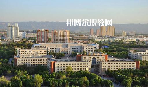 新疆石河子衛生學校2021年有哪些專業?我們知道同學們在選擇專業的時候實際上專業比學校更重要，對于同學們來說在選擇專業的時候是需要慎重的。  新疆石河子衛生學校專業設置 學校設有：護理學、藥劑學、檢驗學三大專業。其中護理學：有中專和大專兩種，大專為石河子大學在該校委培專業，頒發石河子大學的畢業證書。  新疆石河子衛生學校學校優勢 學校地址位于石河子市中心位置，旁邊為石河子市人民醫院(農八師石河子市人民醫院)也是石河子的120急救中心。步行至石河子市游憩廣場只需要10分鐘，學校地理位置屬于石河子市市中心。交通發達。  學習優勢：每門課程都有專業的老師帶教，在每個假期，都將組織學生參與臨床見習，增加學生的臨床經驗。  其他優勢：每一位在校生，都可以申請國家貧困助學金，國家撥款，每人每年1500元，均發至學生手上，解決了學生的基本溫飽問題，為貧困學生創造了學習條件。  另：南疆三地州學生、農村籍學生、貧困生(非城市、城鎮戶口)可以申請減免學費，每人每年減免2000元，即只需繳納400元，即可上學，完成貧困學生學習的心愿。學生可以使用半價火車票往返，每年4次。  新疆石河子衛生學校學校榮譽 學校以治校嚴謹，講求質量，辦學成績斐然而著稱。多年來被石河子市評為“精神文明先進單位”、“民族團結先進單位”、“衛生綠化先進單位”、“綜合治理先進單位”、“招生先進集體”，“德育教育先進學校”。 2000年通過兵團《中等醫學主要專業設置》評估;2003年通過兵團《中等職業學校合格評估》;2002年被國家教育部首批確定為“全國護理專業示范點學校”;2003年教育部評估為“全國重點中等職業學校”;2004年教育部確定為全國“護理專業領域技能型人才培養培訓基地”，同時，被國家教育部列為“全國衛生職業教學模式研究課題組學校”、“面向二十一世紀全國衛生職業學校系列教改教材編輯委員會”學校. 2005年4月，參加“全國護理教學改革成果展示賽”榮獲團體“二等獎”和“組織獎”。2005年12月被教育教育部評為“全國護理教學改革先進學校”。  小編為同學們整理好了學校的招生專業，同學們可以仔細的看看，對于同學們自己來說選擇一個適合自己的專業是非常重要的事情的哦，這樣才能保證后期的就業的哦。